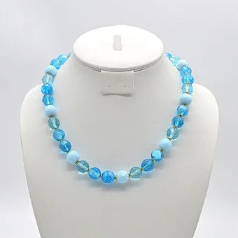 GLASPERLENCOLLIER MIT VERGOLDETEN METALLDETAILS, BLAU UND GESCHLIFFEN, VINTAGE, CA. 48CM.