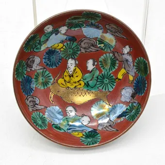 PETITE COUPE À SAKE, ÉRUDIT SUR KOÏ DORÉ, ÉCLAT IRISÉ, KUTANI, JAPON, 20E SIÈCLE.