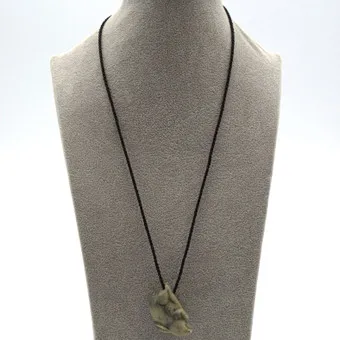 CHINESISCHER JADE-ANHÄNGER IN FORM EINES HASEN, UM 1920.