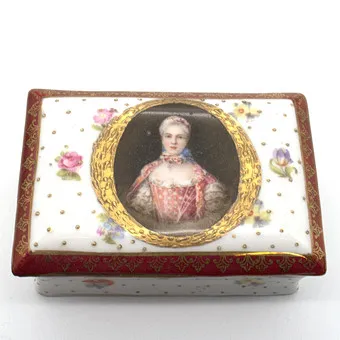 Boîte en porcelaine avec couvercle et décorations dorées, 19e siècle, France. Avec portrait d'une dame rococo.
