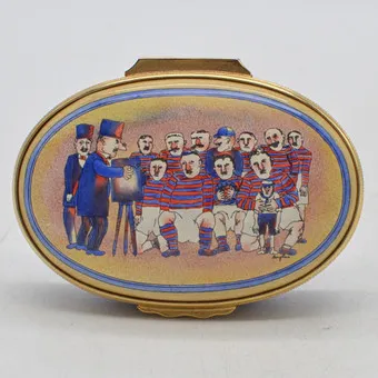 Halcyon Days Enamels, geëmailleerd dekseldoosje, motief: voetbalgroep tijdens groepsfoto, circa 1950.