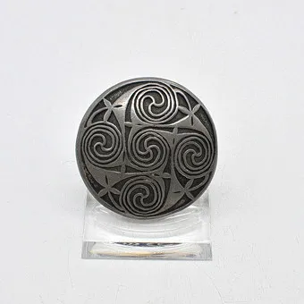 ST. JUSTIN DESIGNER BROSCHE, MIT KELTISCHEM KNOTEN-MOTIV, AUS CORNWALL/ UK, VINTAGE 1980~2000.