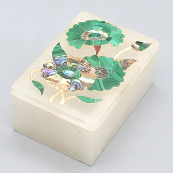 BOÎTE À COUVERCLE EN MARBRE BLANC AVEC INCRUSTATIONS, DÉCOR FLORAL, MALACHITE ET ABALONE, FIN DU 20E SIÈCLE.