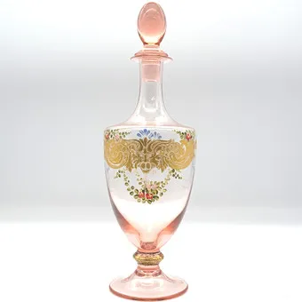 VENEZIANISCHE GLAS KARAFFE MIT GOLD UND EMAIL MALEREI; SIGNIERT 1889, MONOGRAMMIERT.