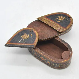 Puzzle box, motiv jeřába, lak na dřevě, rytý kov, 19. století.