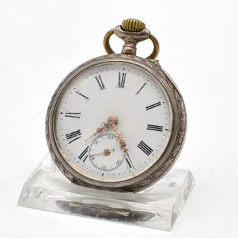 ANTIKE TASCHENUHR, HANDAUFZUG, GRAVIERTES GEHÄUSE AUS 800er SILBER, WAPPENMOTIV, BLUMENRAND, UM 1900.