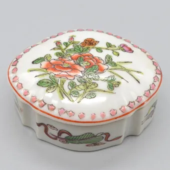 Asian box, porcelain, floral pattern and antiques, China, 20th century.