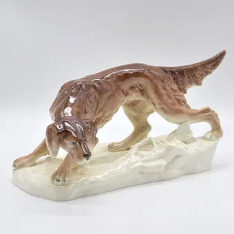 ROYAL DUX, HOND, PORSELEINEN BEELDJE, HANDSCHILDERING, TSJECHIË, CA. 1930.