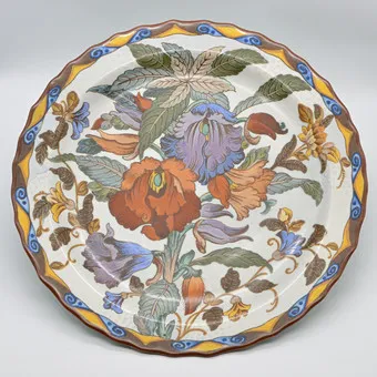KONINKLIJK GOUDA ROYAL, "UNICA", GRAND PLAT DÉCORATIF, GRÈS, PEINT À LA MAIN, HOLLANDE, VERS 1930.