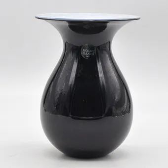 PETER SVARRER. "SHAPE", GLASS VASE IN BLACK AND WHITE, CIRCA 2000S, FOR HOLMEGAARD, WITH BOTTOM SIGNATURE AND LABEL.
