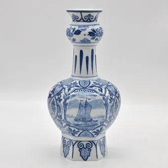 Keramiekfabriek Mosa (L. Regout), naar Delft, vaas met drie scheepslandschapsmotieven, porselein, blauw op wit, bloemdecoratie, circa 1900-1930.