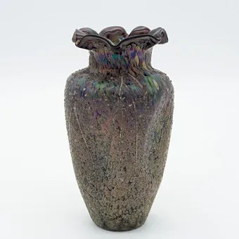 Glazen vaas van glasfabriek Elisabeth, matte iriserende oppervlakte met ingesmolten email en opgelegde glasdraden, jugendstil, circa 1900.