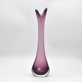 ZWEEDSE DESIGNVAAS, PAARS EN TRANSPARANT, STUDIOGLAS, 20E EEUW, HOOGTE CA. 37,5 CM.