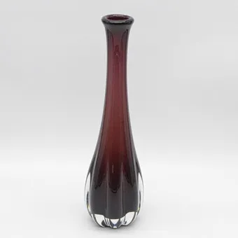 SEA GLASBRUK, KOSTA, LANGWERPIGE VAAS, STUDIOGLAS, BORDEAUXROOD, HANDGEMAAKT, ZWEDEN, CA. 1950.