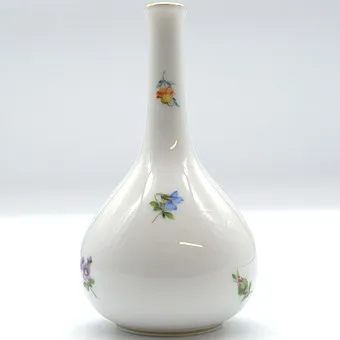 HEREND. PORZELLAN VASE HANDBEMALT, MIT BLUMENMOTIVEN UND GOLDRAND, UNGARN 20. JAHRHUNDERT.