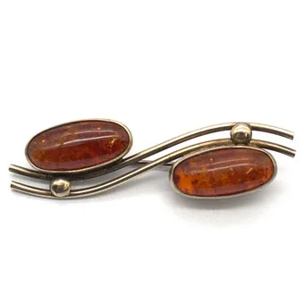 ANTIKE FISCHLAND BROSCHE, ZWEI BERNSTEIN CABOCHONS, 835 SILBER.