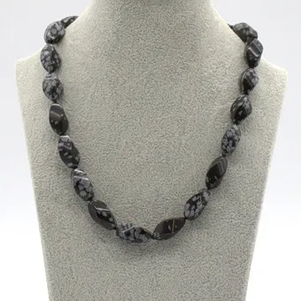 SCHNEEFLOCKENOBSIDIAN-COLLIER MIT SILBERVERSCHLUSS MIT 8N UND STERLING PUNZE.