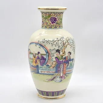 Vase japonais, porcelaine, polychrome, scène de cour, bord doré, milieu du 20e siècle.