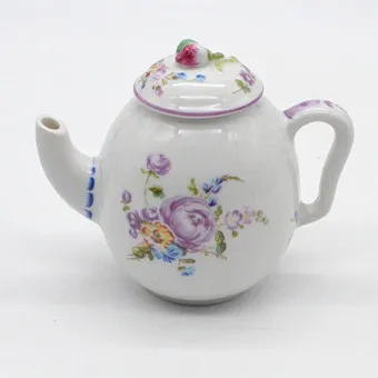 Franklin Mint, Victoria & Albert, "Mennecy", kolem 1985, malá porcelánová čajová konvice.