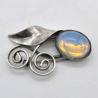 Broche Art nouveau en argent (testé), cabochon d'opalith, faite main, vers 1900.