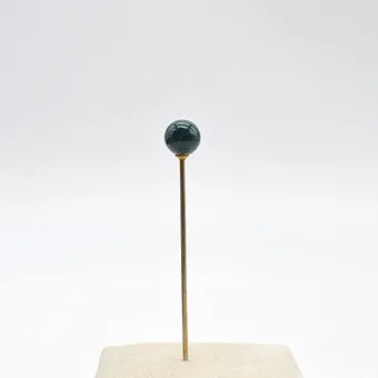 ANTIKE KRAWATTENNADEL MIT HELIOTROP PERLE, CA. 55MM.
