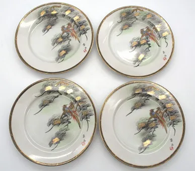 Sada čtyř porcelánových talířů ručně malovaných ve stylu Kutani Japonsko 20. století.