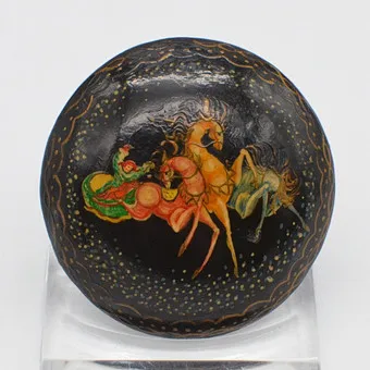 Broche russe de Palekh, motif troïka, peinture sur bois, 1992, signée, datée et localisée.