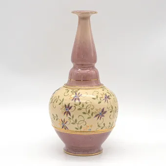 JOHN SLATER (1844-1914). ROYAL DOULTON LAMBETH, DESIGNVAAS, STEENGOED, BLOEMDECORATIE, GOUDDETAILS, ENGELAND, OMSTREEKS 1900.