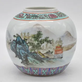 CHINESISCHE VASE, PORZELLAN, RUND, HANDBEMALT, LANDSCHAFTSMOTIV, MITTE DES 20. JAHRHUNDERTS.
