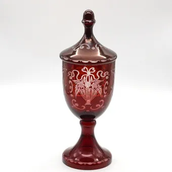 Gobelet couvert bohémien, verre doublé, décor taillé, ensemble floral, fin du 19e siècle.