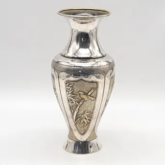 VASE CHINOIS, FLEURS ET OISEAU, ARGENTÉ ET DORÉ, MÉTAL, 1950 GRAVÉ, CHINE, VERS 1920.