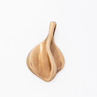 JENS J. AAGAARD. DESIGNER PENDANT, ABSTRACT LEAF SHAPE, 8 KARAT GOLD, VINTAGE CIRCA 1970S.
