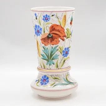 BÖHMISCHE VASE, BUNTE FELDBLUMEN AUF WEISSEM GLAS, HANDMALEREI, SPÄTE 19. JAHRHUNDERT, HÖHE CA. 25 CM.