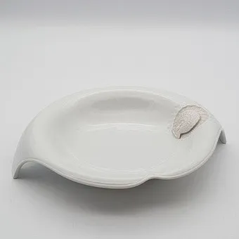 M. Frey. Designschaal, Kaiser, gesigneerd, biscuitporselein, wit, motief pauw.