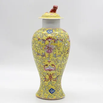 Vase couvert Famille Rose, jaune, porcelaine, décor floral, Chine, vers 1900-1950.