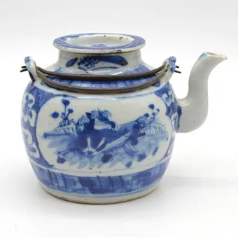 ANTIKE CHINESISCHE TEEKANNE, PORZELLAN, METALLHENKEL, PFERD-MOTIV, 18. ODER 19. JAHRHUNDERT.