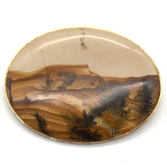 Broche designer avec agate paysage sertie dans argent doré, 20e siècle.