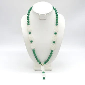 Collier de perles avec cristal de roche et verre, perles faites main et polies main, fin 20e siècle.