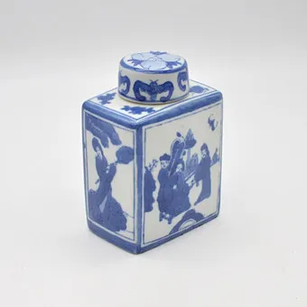 Chińska puszka na herbatę, porcelana, dekoracja figuralna, błękit na białym, Chiny, XX wiek.