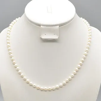 ZUCHTPERLENCOLLIER, WEISSER LÜSTER, EINZELN GEKNÜPFT, VERGOLDETER VERSCHLUSS, UM 1950, CA. 51 CM.