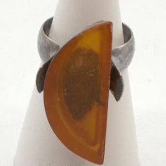 DESIGNER RING STERLING SILBER MIT GEFASSTEN BERNSTEIN IN HALBMOND-FORM , 20. JAHRHUNDERT.