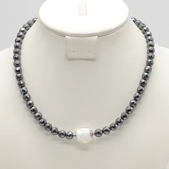 CHRISTINA, DESIGNERCOLLIER AUS HÄMATIT PERLEN, FACETTIERT, VERSCHLUSS AUS STERLINGSILBER UND GLAS MIT LUFEINSCHLÜSSEN, VINTAGE, CA. 47,5 CM.