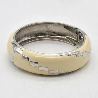 VINTAGE MODESIERADEN ARMband VAN VERZILVERD METAAL MET EMAILLE, WIT EN ZILVER, VEERSLUITING.