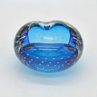 COUPE DESIGNER, VERRE D'ÉTUDE MULTIPLE, BLEU-TRANSPARENT AVEC INCLUSIONS D'AIR, ESPACE SCANDINAVE, MILIEU DU 20E SIÈCLE.