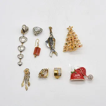 LOT D'ACCESSOIRES VINTAGE : BOUCLES D'OREILLES, CLIPS D'OREILLES, BROCHES ET PENDENTIFS.