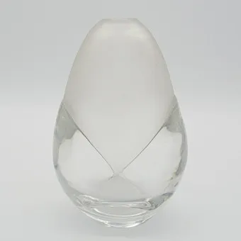 MATS JONASSON. SCHWEDISCHE BLEIKRISTALLVASE, „SIGNATUR COLLECTION“, MUNDGEBLASEN, DER OBERE TEIL IST SATINIERT, DER UNTERE BEREICH IST KLARES, GELAPPTES DESIGN, MIT ORIGINALEM AUFKLEBER: „MATS JONASSEN SIGNATURE COLLECTION“ HANDMADE IN SWEDEN FULL LEAD CRYSTAL.