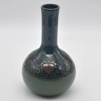 VINTAGE VASE, HANDBEMALT UND HANDGEMACHT, HERZDEKOR AUF GRÜNEM GRUND, UM 1950.