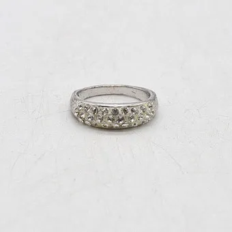 CHO KONZEPT DESIGNER DAMESRING, 28 STENEN EN WIT EMAILLE, MAAT NR. 18 / U 58MM.