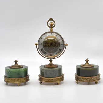 Servizio da tavolo con orologio a sfera, vetro - ottone - giada, quadrante inciso, decoro floreale, XX secolo.
