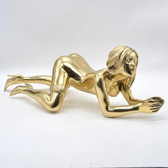 ROBBI JONES (1961). "MADONNA", KLEČÍCÍ ŽENSKÝ AKT, SOCHA, MOSAZ (LEŠTĚNÁ), ZLATOŽLUTÁ PATINA, KOLEM 2000, SIGNOVÁNO.